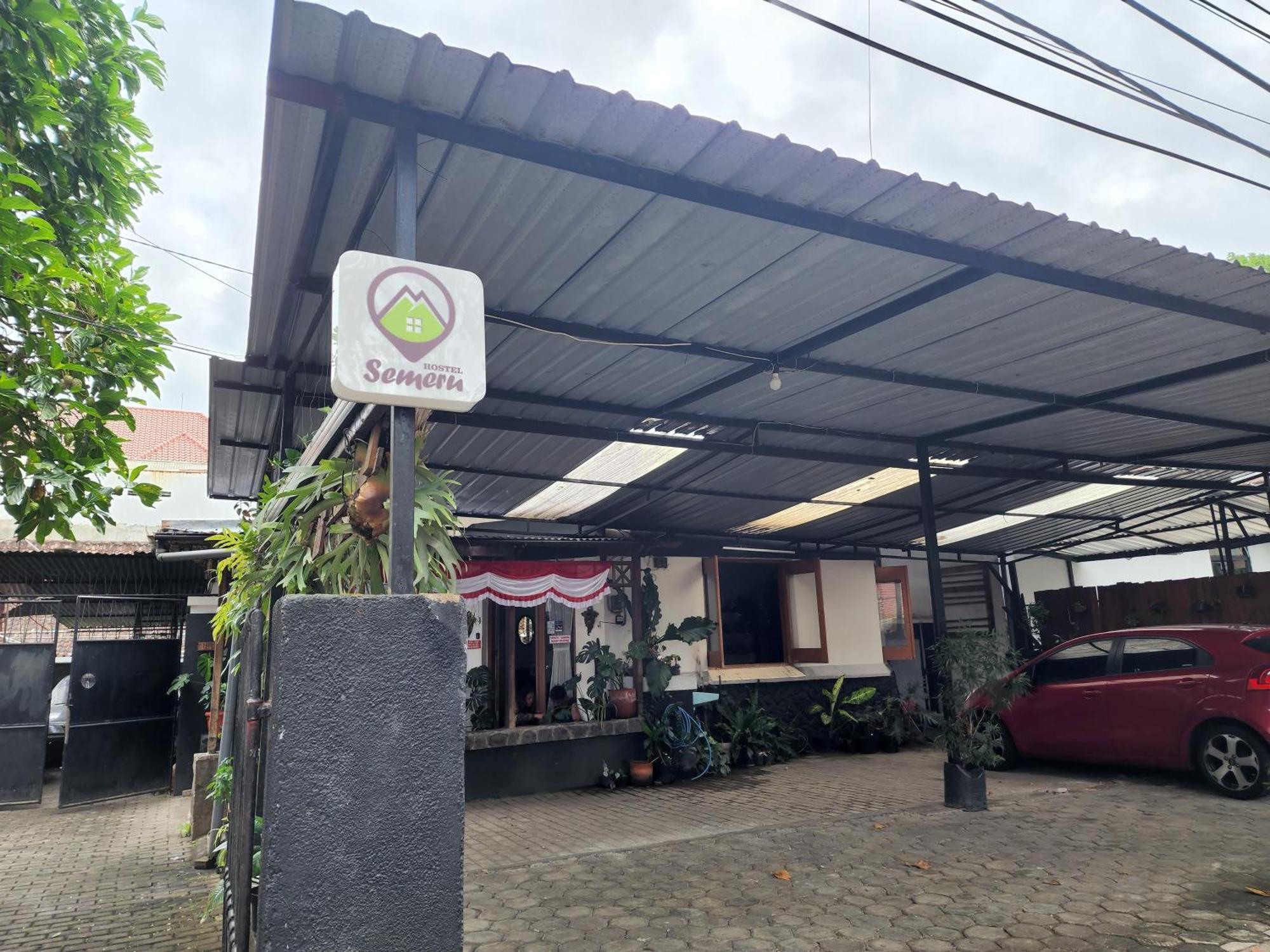 Semeru Hostel Malang (Adults Only) Экстерьер фото